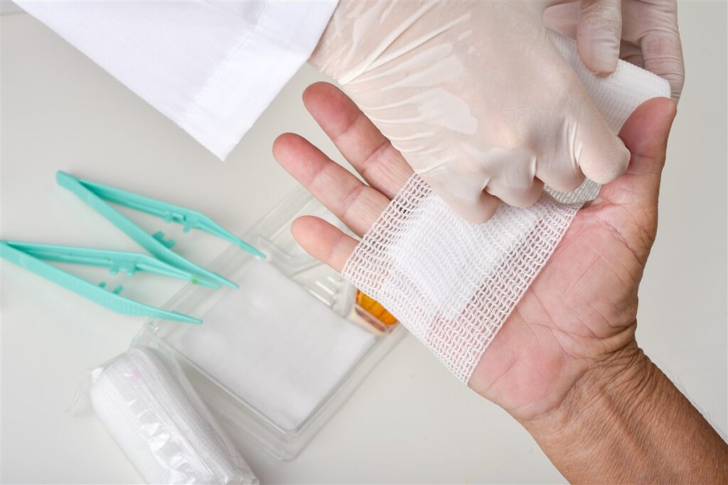 L'efficacité des compresses hémostatiques comparée aux méthodes ...