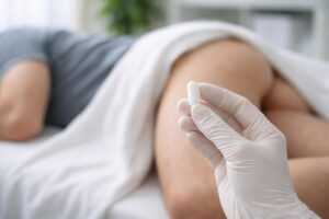 découvrez des techniques précises pour insérer un suppositoire efficacement et en toute sécurité, assurant un confort optimal et une absorption maximale du médicament.