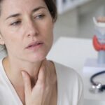 découvrez comment l'hypothyroïdie peut provoquer une sensation d'étouffement, ses symptômes associés et les solutions pour mieux gérer cette condition.
